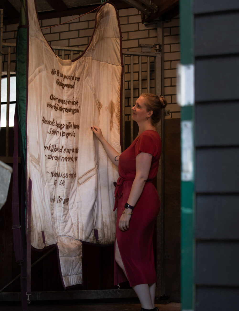 Artist Suzanne Vellema looking at the exhibited artwork named Voor Suus
